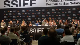 El equipo de 'La Mesías' casi al completo y emocionado durante la rueda de prensa del Festival de San Sebastián.