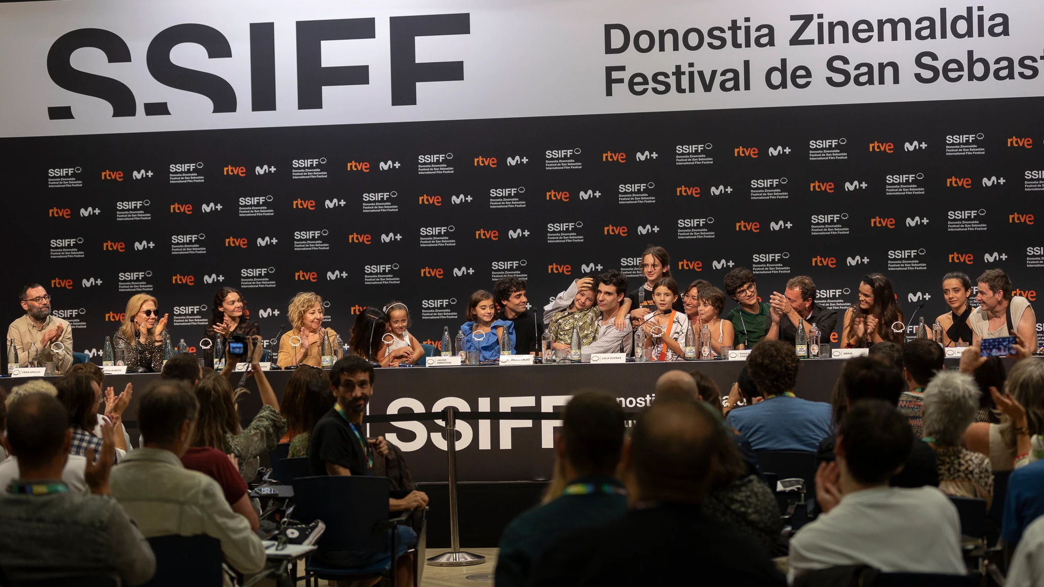 El equipo de 'La Mesías' casi al completo y emocionado durante la rueda de prensa del Festival de San Sebastián.