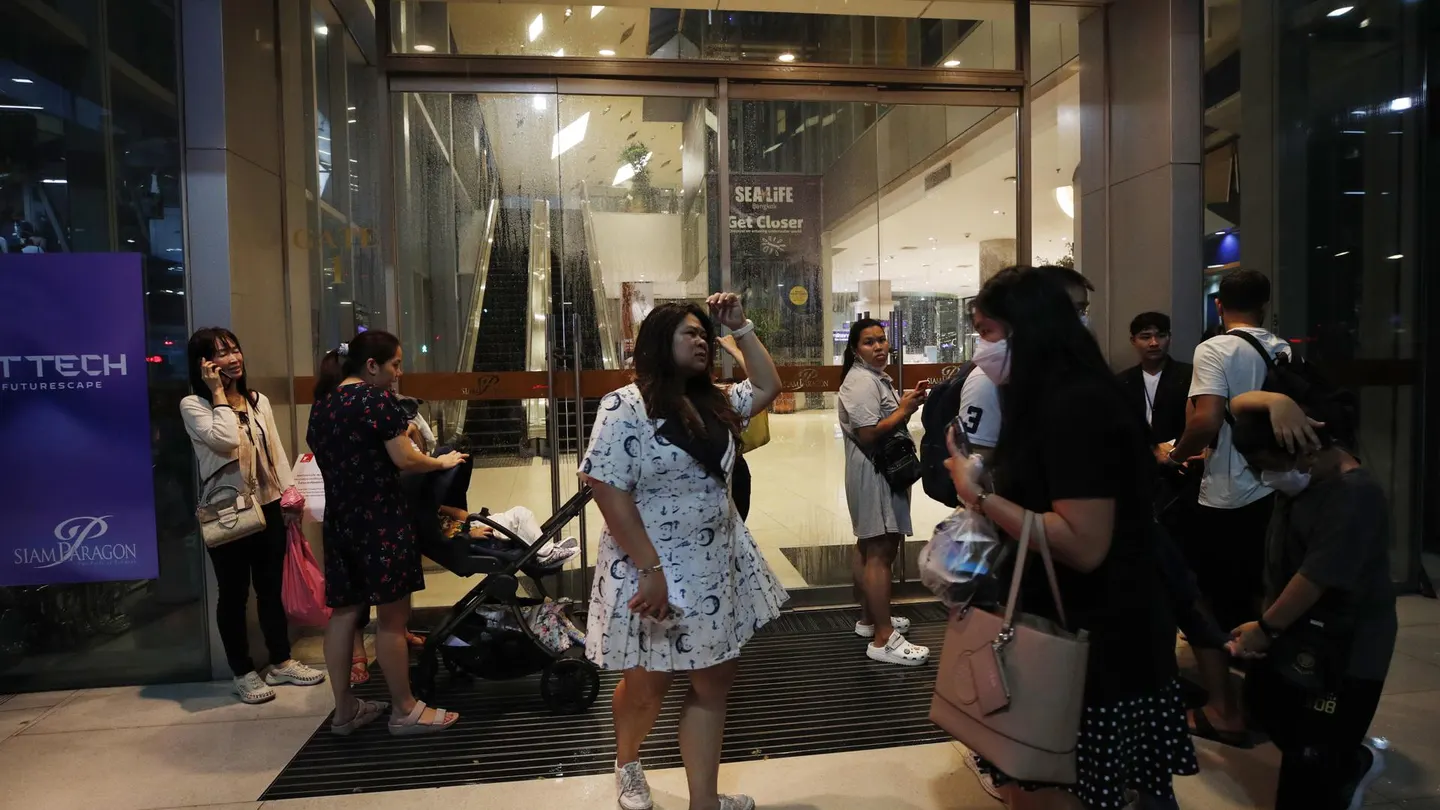 Detenido un joven de 14 años tras la muerte de tres personas en un centro comercial de Bangkok Detenido un joven de 14 años tras la muerte de tres personas en un centro comercial de Bangkok