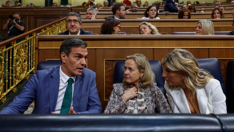 El presidente del Gobierno en funciones, Pedro Sánchez, conversa con la vicepresidenta primera en funciones, Nadia Calviño, y la vicepresidenta segunda en funciones, Yolanda Díaz