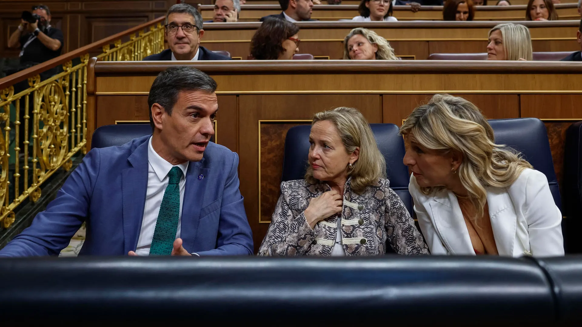 El presidente del Gobierno en funciones, Pedro Sánchez, conversa con la vicepresidenta primera en funciones, Nadia Calviño, y la vicepresidenta segunda en funciones, Yolanda Díaz