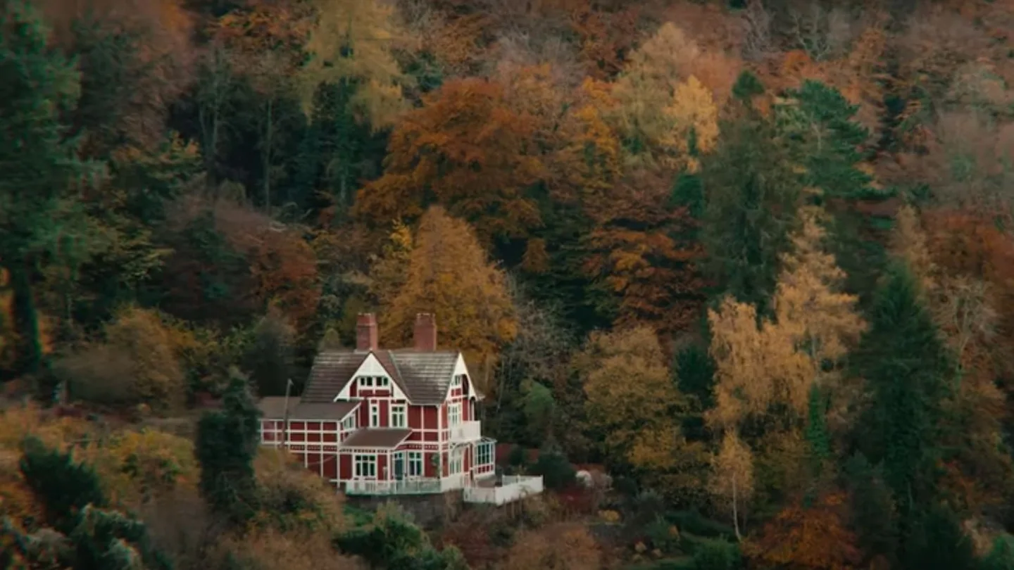 Vista panóramica del chalet que ha sido utilizado para rodar el exterior de la casa de los Milburn en 'Sex Education'. Vista panóramica del chalet que ha sido utilizado para rodar el exterior de la casa de los Milburn en 'Sex Education'.