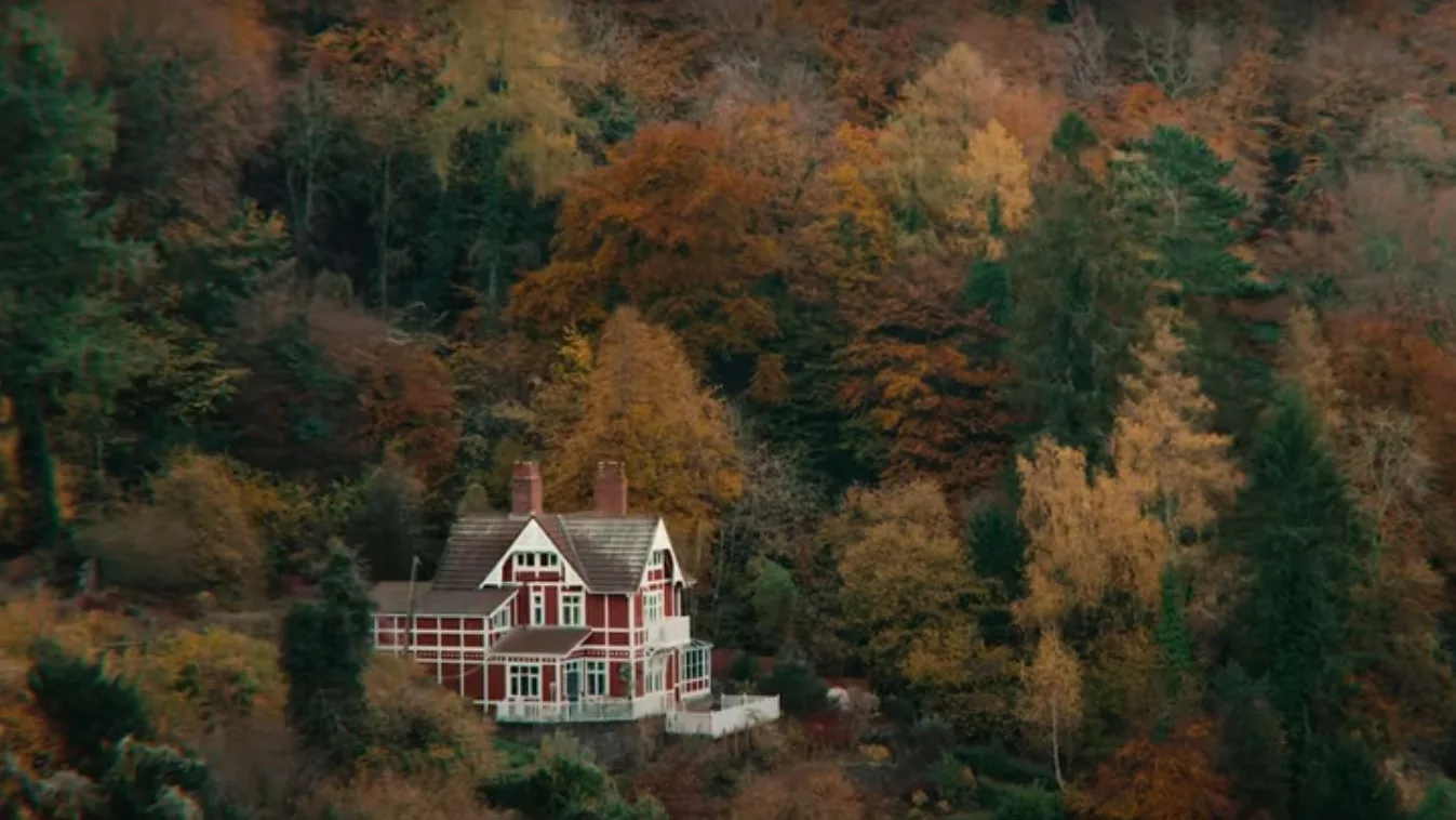 Vista panóramica del chalet que ha sido utilizado para rodar el exterior de la casa de los Milburn en 'Sex Education'.