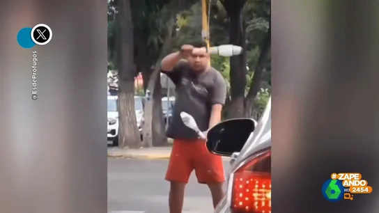 La actuación viral de un hombre que sorprende a los conductores con su técnica haciendo malabares La actuación viral de un hombre que sorprende a los conductores con su técnica haciendo malabares