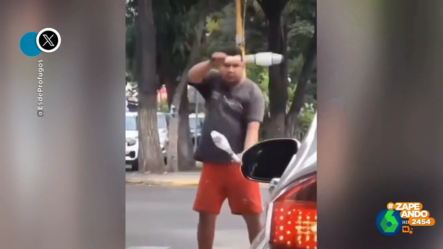 La actuación viral de un hombre que sorprende a los conductores con su técnica haciendo malabares La actuación viral de un hombre que sorprende a los conductores con su técnica haciendo malabares