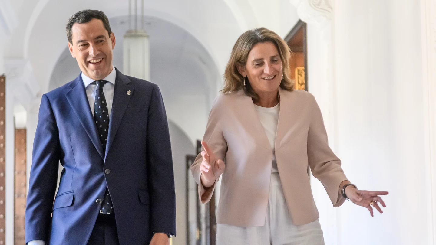 Juanma Moreno y Teresa Ribera, sonrientes durante su reunión en Sevilla Juanma Moreno y Teresa Ribera, sonrientes durante su reunión en Sevilla