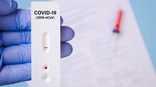 Ordenan la retirada de varios lotes de test rápidos de antígenos por un problema de sellado del líquido reactivo Ordenan la retirada de varios lotes de test rápidos de antígenos por un problema de sellado del líquido reactivo