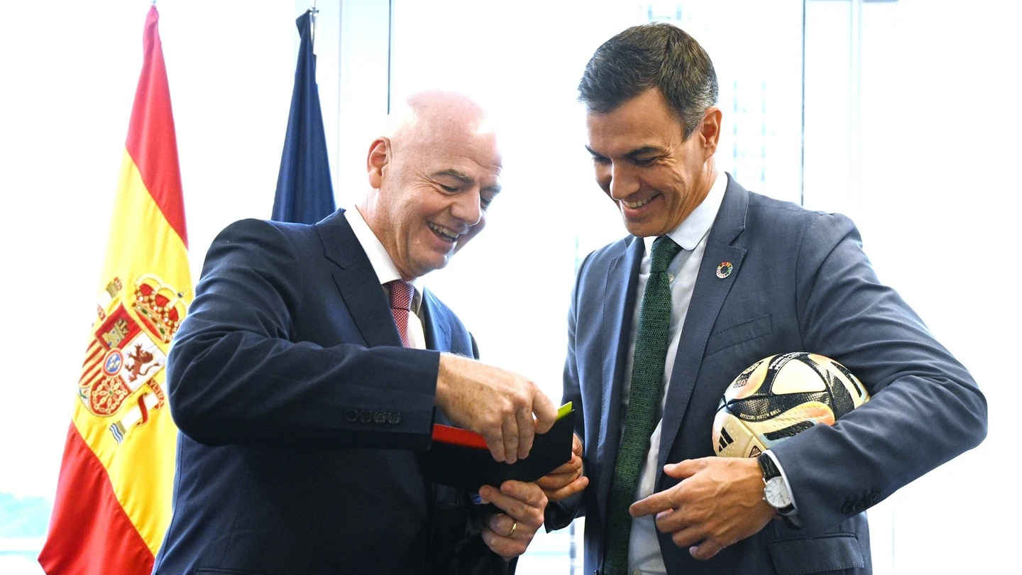 El presidente del Gobierno, Pedro Sánchez, junto al presidente de la FIFA, Gianni Infantino El presidente del Gobierno, Pedro Sánchez, junto al presidente de la FIFA, Gianni Infantino