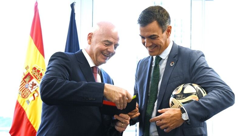 El presidente del Gobierno, Pedro Sánchez, junto al presidente de la FIFA, Gianni Infantino