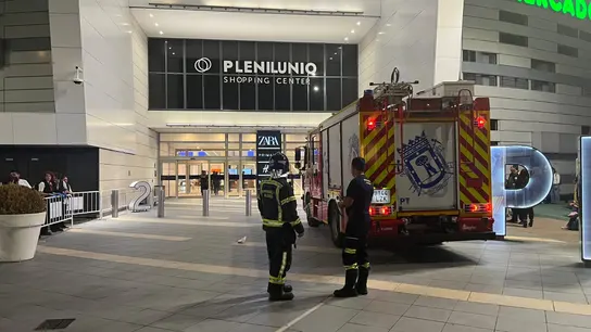 Desalojan el centro comercial Plenilunio en Madrid por el incendio en la cocina de un restaurante Desalojan el centro comercial Plenilunio en Madrid por el incendio en la cocina de un restaurante