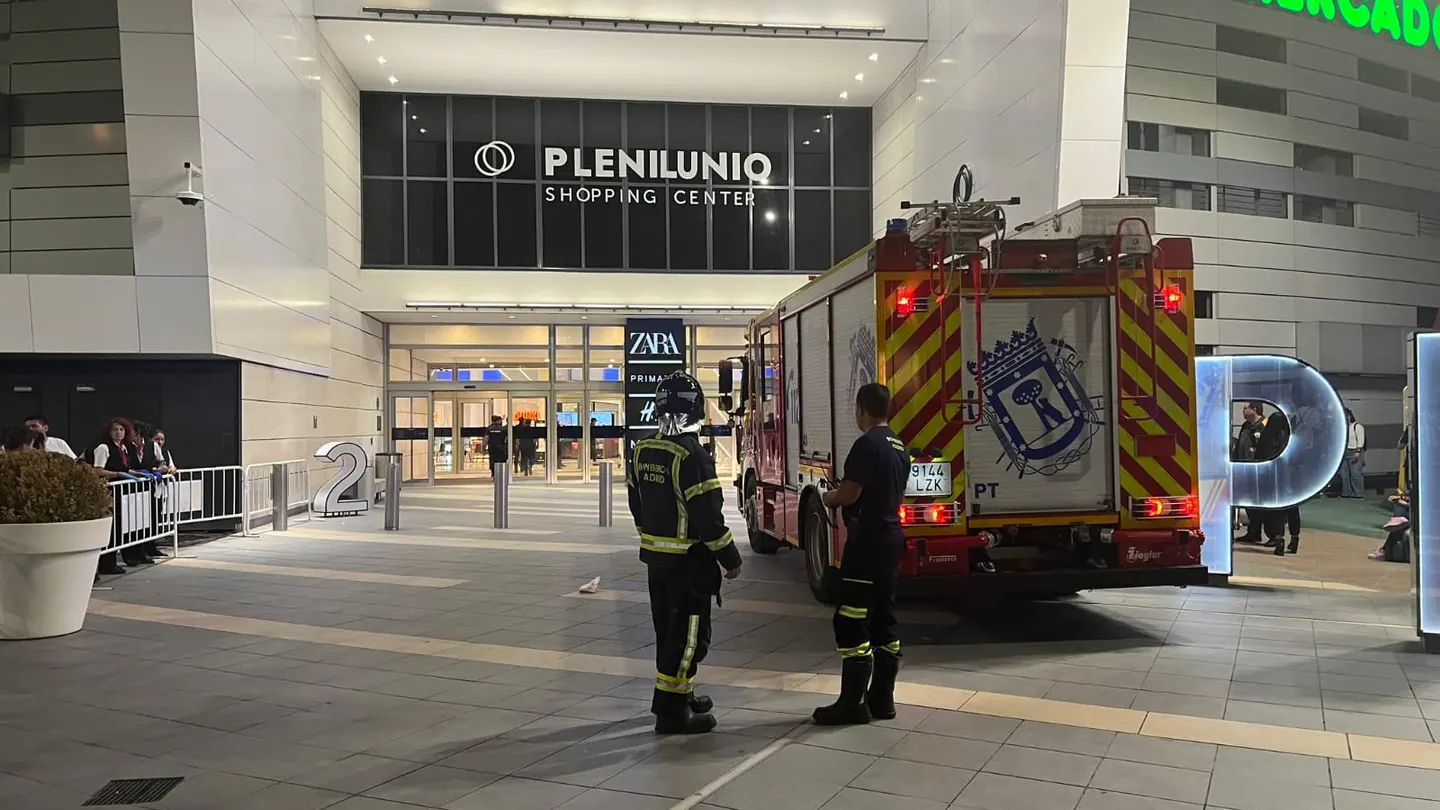 Desalojan el centro comercial Plenilunio en Madrid por el incendio en la cocina de un restaurante Desalojan el centro comercial Plenilunio en Madrid por el incendio en la cocina de un restaurante