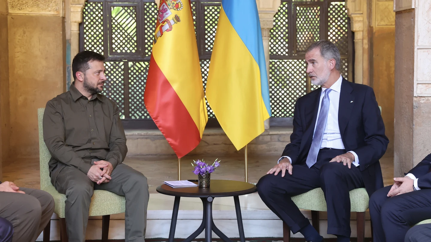 Felipe VI se reúne con Zelenski tras la cumbre de la Comunidad Política Europea Felipe VI se reúne con Zelenski tras la cumbre de la Comunidad Política Europea