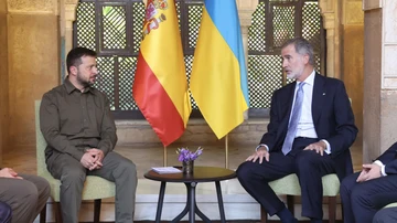 Felipe VI se reúne con Zelenski tras la cumbre de la Comunidad Política Europea
