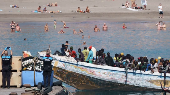 Más de 1.000 inmigrantes de origen subsahariano llegaron a Canarias un viernes de octubre en 13 cayucos. Más de 1.Más de 1.000 inmigrantes de origen subsahariano llegaron a Canarias un viernes de octubre en 13 cayucos.