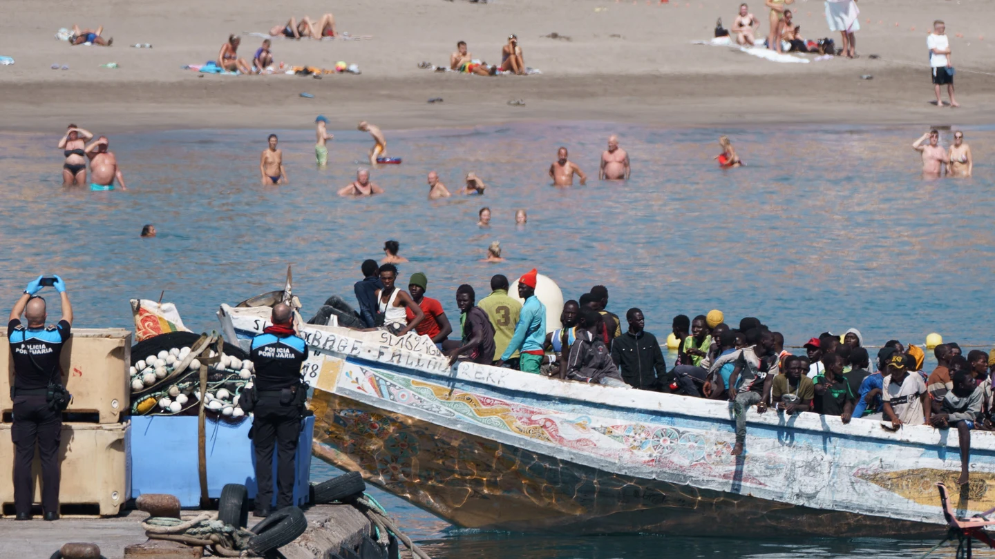 Más de 1.000 inmigrantes de origen subsahariano llegaron a Canarias un viernes de octubre en 13 cayucos. Más de 1.Más de 1.000 inmigrantes de origen subsahariano llegaron a Canarias un viernes de octubre en 13 cayucos.