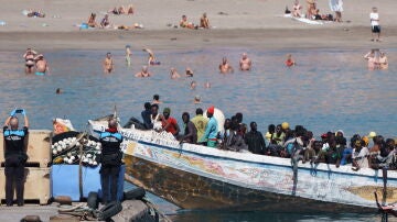 Más de 1.000 inmigrantes de origen subsahariano llegaron a Canarias un viernes de octubre en 13 cayucos.
