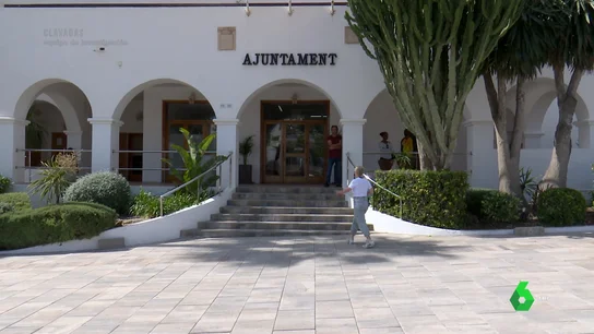 Hasta 200 euros por alquilar una hamaca: vecinos de un pueblo costero de Ibiza denuncian "clavadas" continuas Alquiler de hamacas junto al mar por 200 euros: la "clavada" de varios negocios en un pueblo de Ibiza