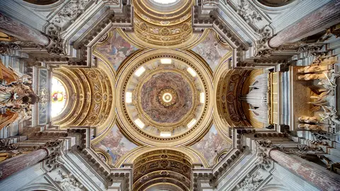 Iglesia de Santa Inés en Agonía de Roma. Cúpula vista desde el interior. Iglesia de Santa Inés en Agonía de Roma. Cúpula vista desde el interior.