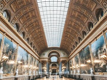 France evacuates the Palace of Versailles again due to a bomb threat
