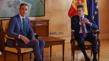 Pedro Sánchez mantiene una reunión con Alberto Núñez Feijóo en el Congreso