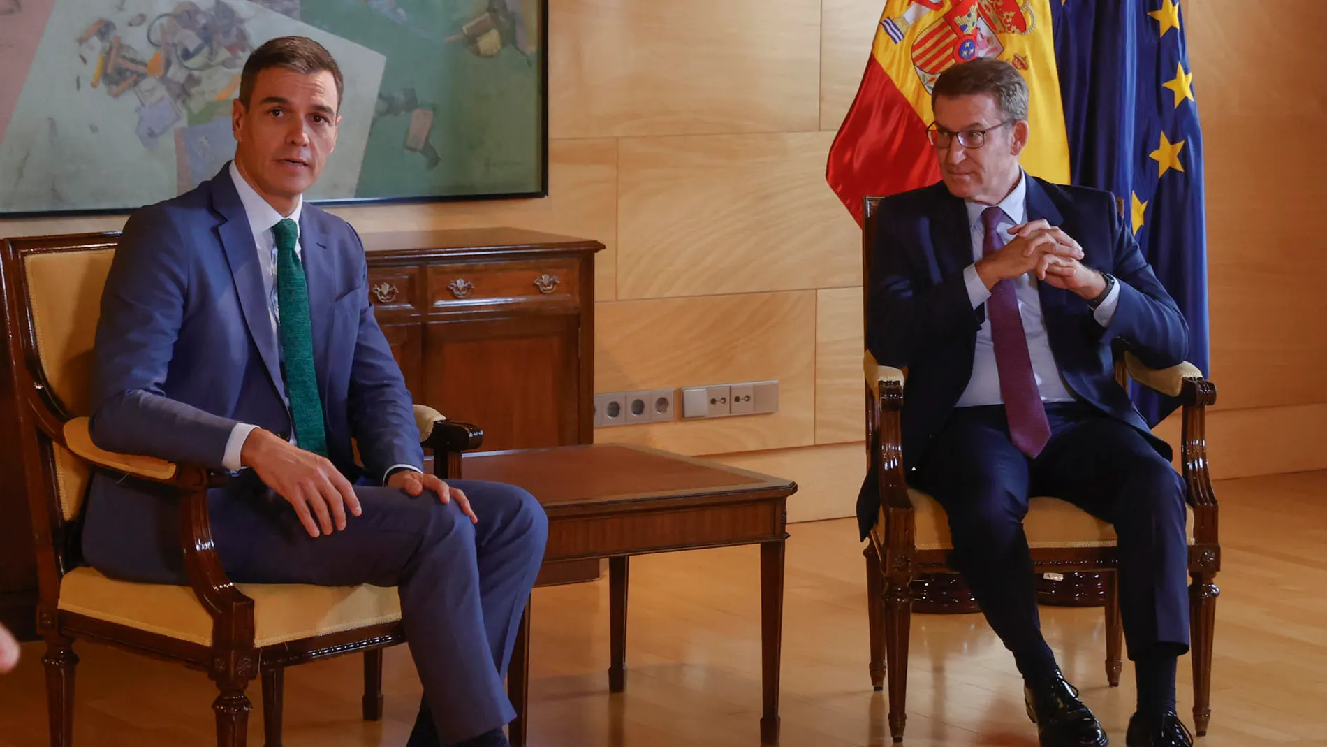 Pedro Sánchez mantiene una reunión con Alberto Núñez Feijóo en el Congreso