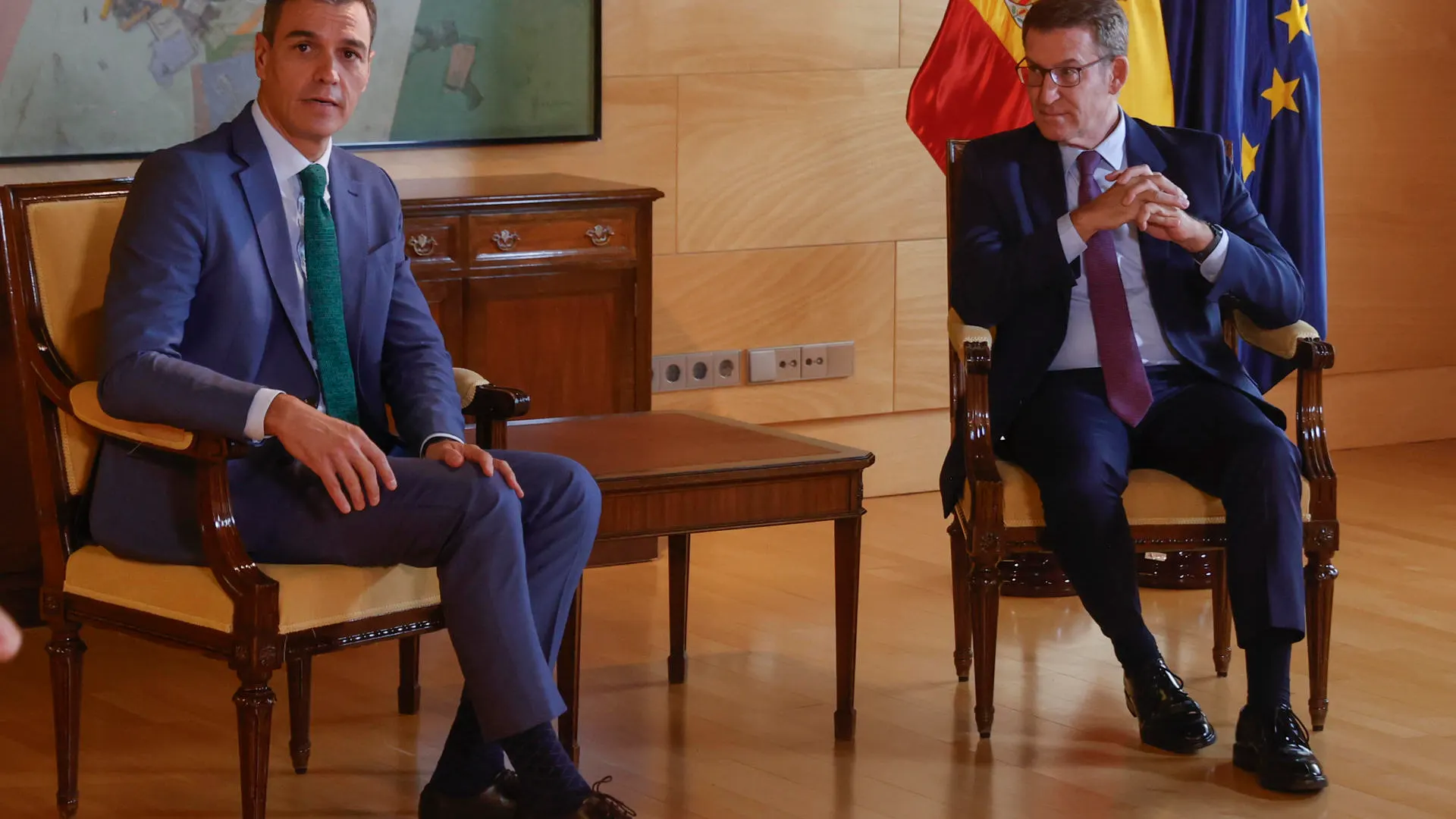 Pedro Sánchez mantiene una reunión con Alberto Núñez Feijóo en el Congreso