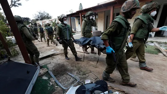 Soldados israelíes recogen los cuerpos de los israelíes asesinados en el kibutz de Kfar Aza, cerca de la frontera con Gaza. Soldados israelíes recogen los cuerpos de los israelíes asesinados en el kibutz de Kfar Aza, cerca de la frontera con Gaza.