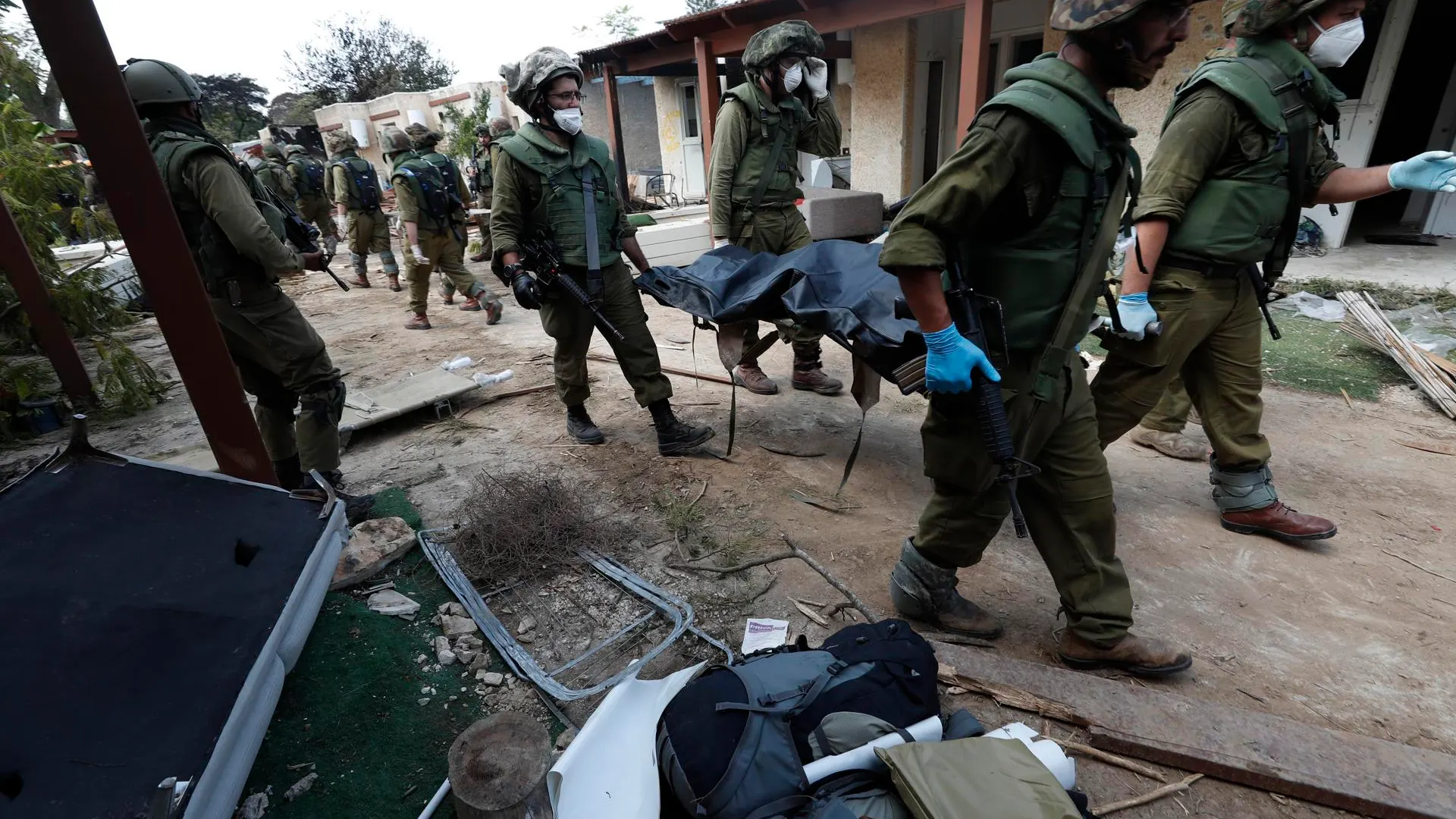 Soldados israelíes recogen los cuerpos de los israelíes asesinados en el kibutz de Kfar Aza, cerca de la frontera con Gaza.