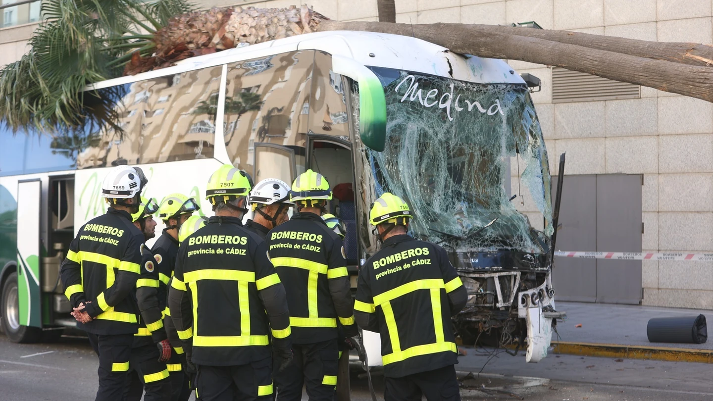 Imagen del autobús que perdió el control a la entrada de Cádiz. Imagen del autobús que perdió el control a la entrada de Cádiz.