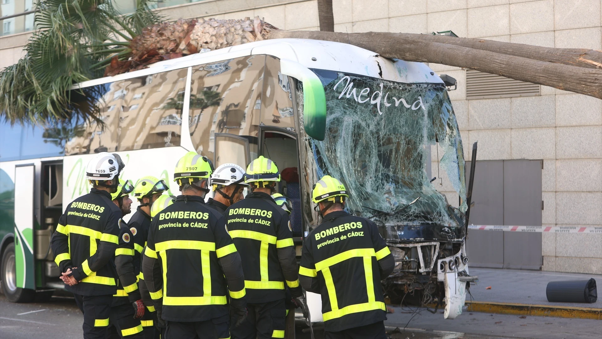 Imagen del autobús que perdió el control a la entrada de Cádiz.