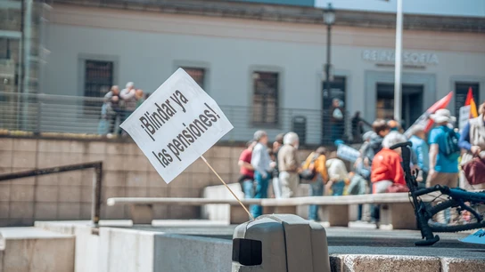 Una pancarta que reza: ¡Blindar ya las pensiones!'. Una pancarta que reza: ¡Blindar ya las pensiones!'.
