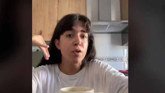 El discurso viral de una camarera que ha revolucionado las redes: "Me da igual, seguiré cobrando cinco euros la hora" El discurso viral de una camarera que ha revolucionado las redes: "Me da igual, seguiré cobrando cinco euros la hora"
