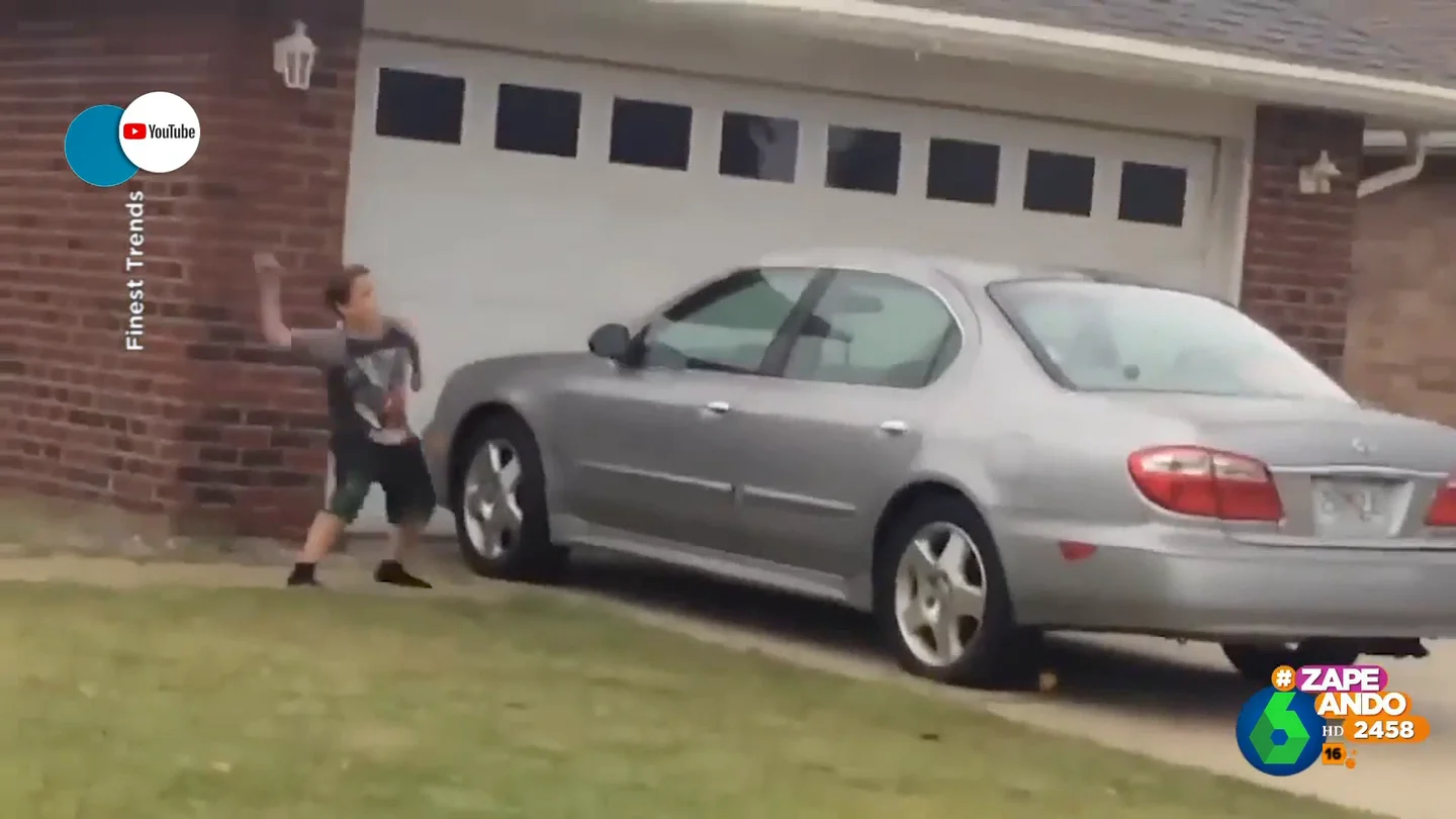 La épica liada de un niño contra un coche aparcado en su vecindario La épica liada de un niño contra un coche aparcado en su vecindario