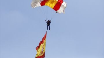 ¿Quién es Carmen Gómez Hurtado? La primera mujer paracaidista en saltar con la bandera de España el 12 de octubre