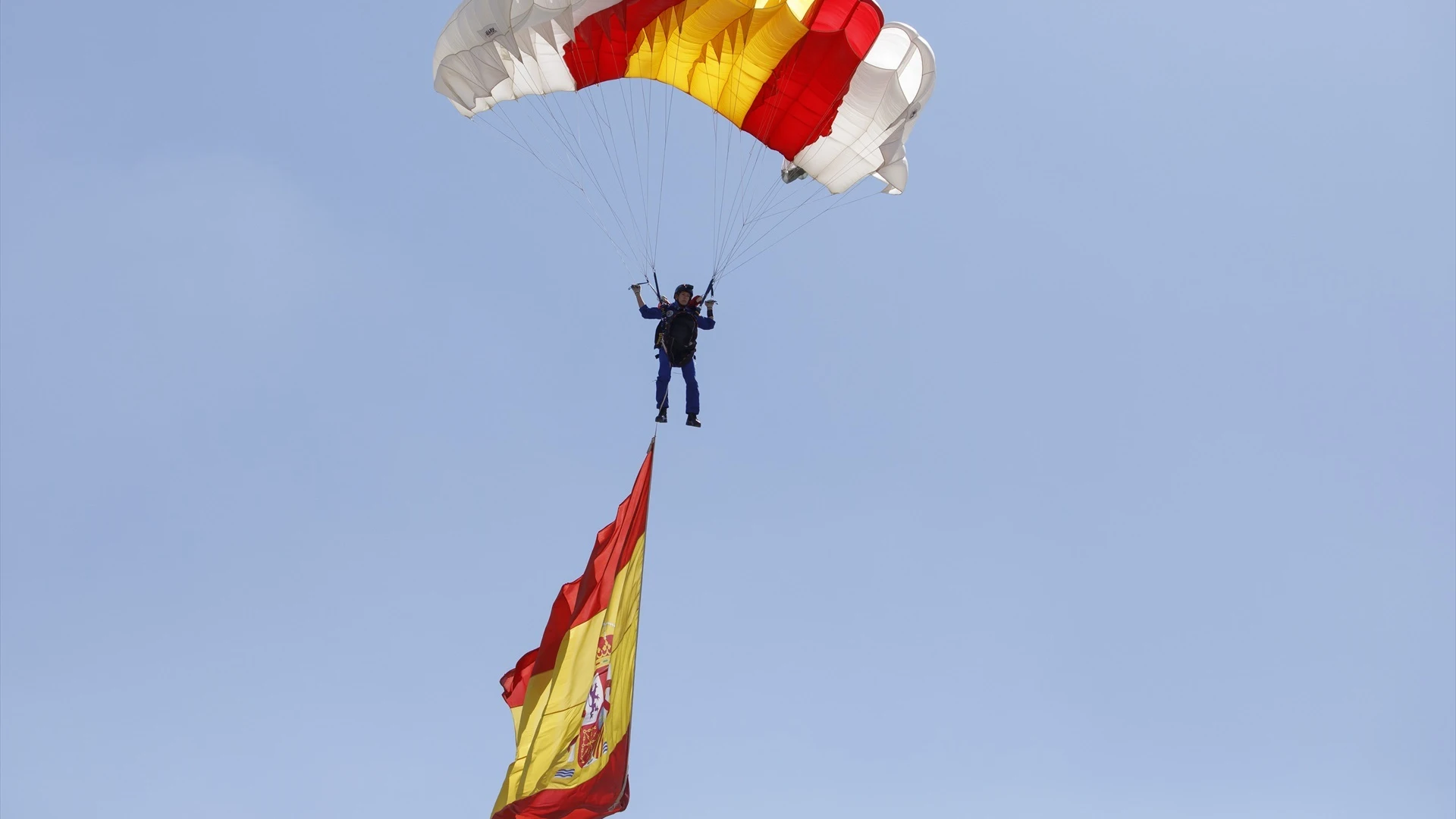 ¿Quién es Carmen Gómez Hurtado? La primera mujer paracaidista en saltar con la bandera de España el 12 de octubre