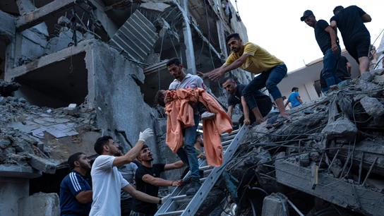 Ciudadanos palestinos rescatan a una niña entre los escombros de un edificio residencial destruido por fuerzas israelíes Ciudadanos palestinos rescatan a una niña entre los escombros de un edificio residencial destruido por fuerzas israelíes