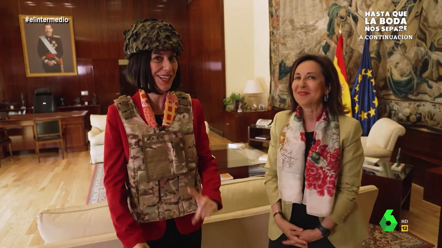 Así fue la desternillante visita de Cristina Gallego al Ministerio de Defensa de la mano de Margarita Robles Así fue la desternillante visita de Cristina Gallego al Ministerio de Defensa de la mano de Margarita Robles