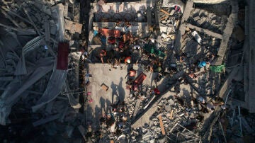 Edificios reducidos a escombros en el campo de refugiados de Shati tras un bombardeo israelí en la Franja de Gaza