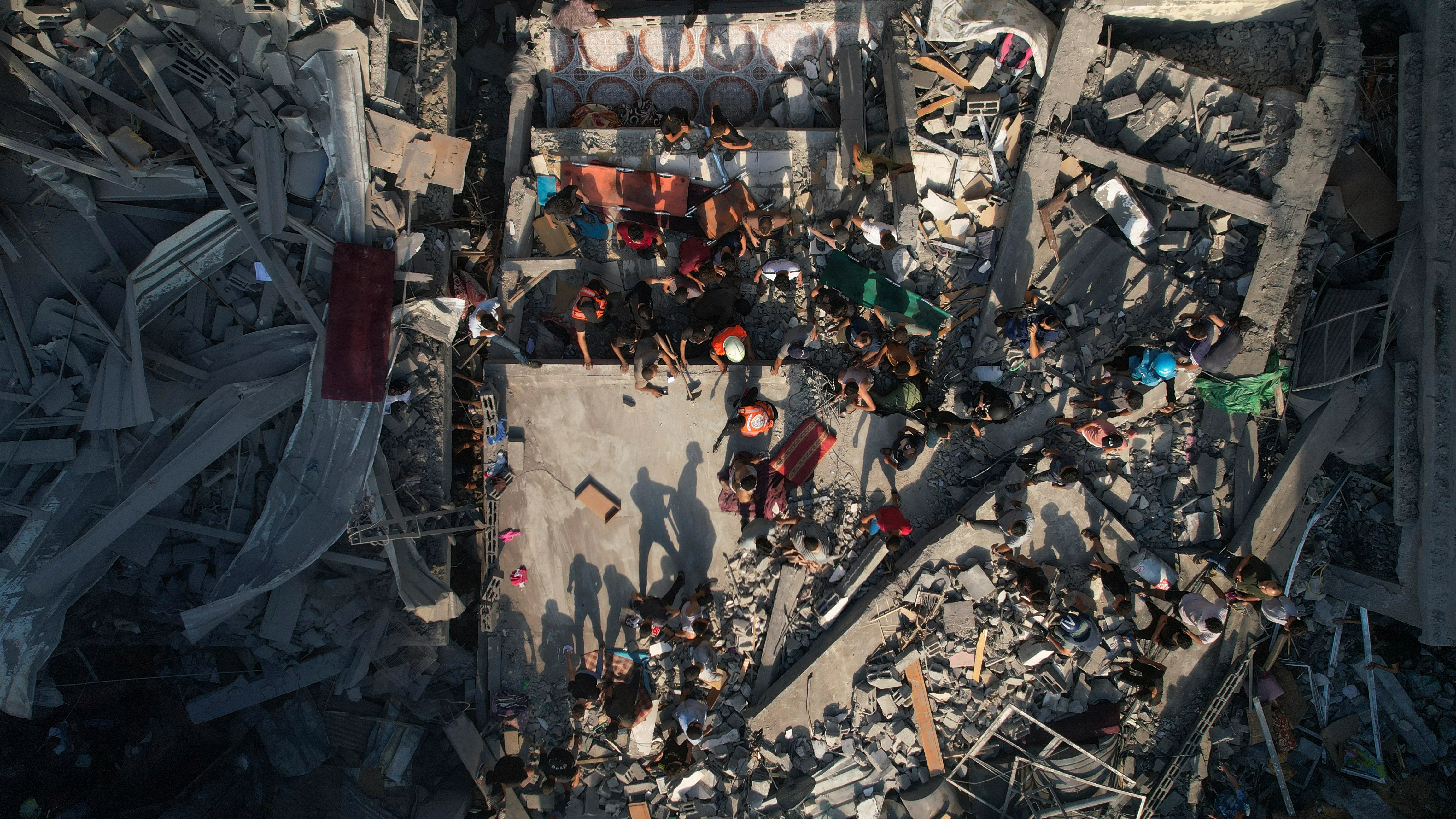 Edificios reducidos a escombros en el campo de refugiados de Shati tras un bombardeo israelí en la Franja de Gaza