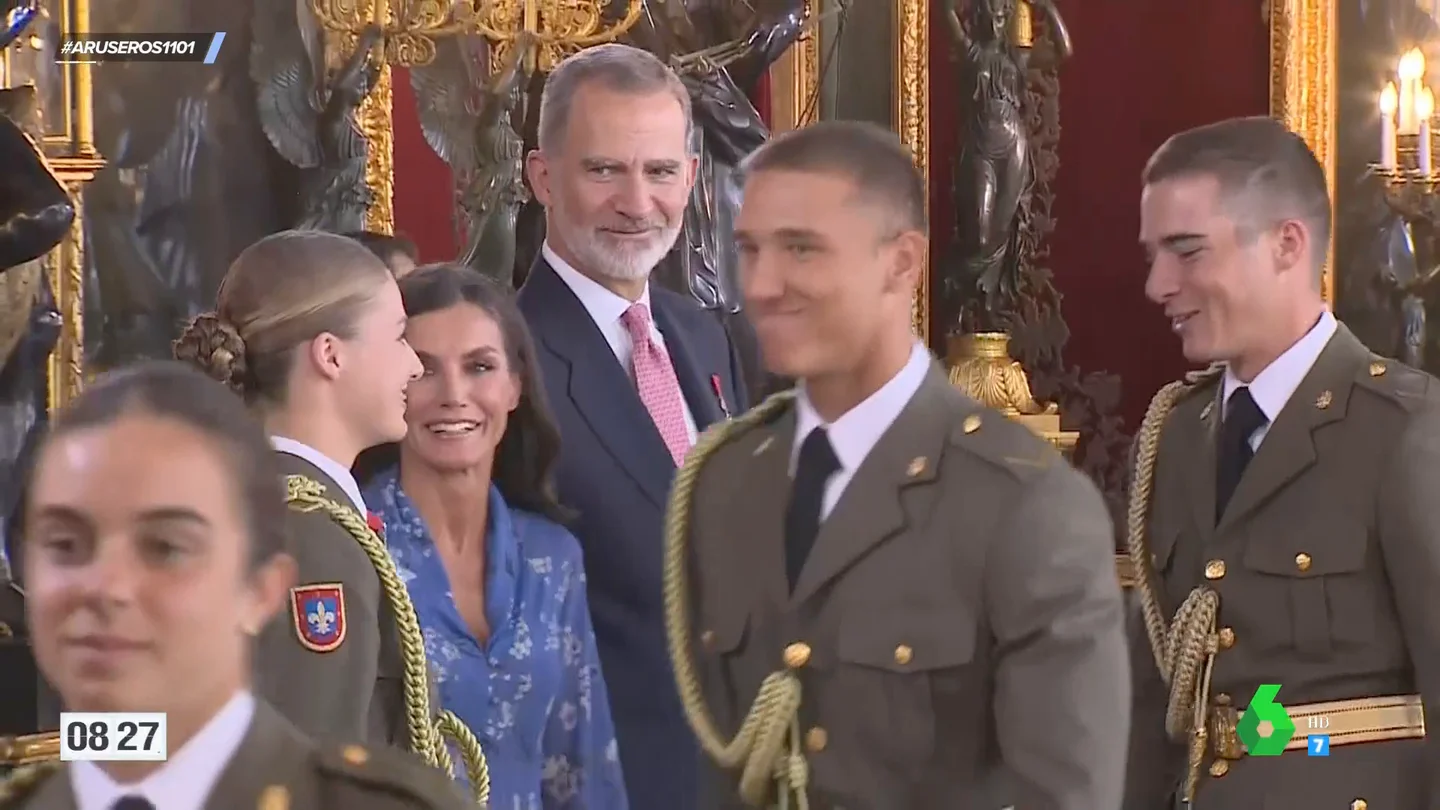 La reacción viral del rey Felipe y la reina Letizia cuando Leonor saluda a un compañero: "Veo compenetración" La reacción viral del rey Felipe y la reina Letizia cuando Leonor saluda a un compañero: "Veo compenetración"