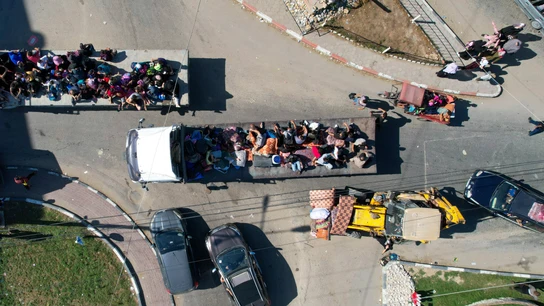 Civiles palestinos huyen del norte de Gaza tras el ultimátum de Israel para abandonar la zona Civiles palestinos huyen del norte de Gaza tras el ultimátum de Israel para abandonar la zona