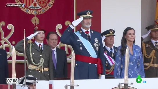 Pantalón en vez de falda, uniforme de gala y toisón de oro: el look de la princesa Leonor el Día de las Fuerzas Armadas Pantalón en vez de falda, uniforme de gala y toisón de oro: el look de la princesa Leonor el Día de las Fuerzas Armadas