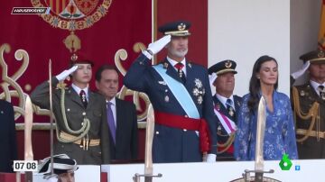 Pantalón en vez de falda, uniforme de gala y toisón de oro: el look de la princesa Leonor el Día de las Fuerzas Armadas