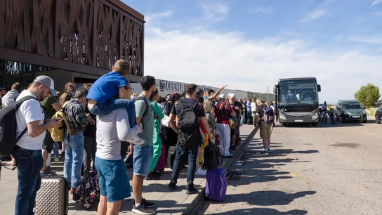Imagen de los pasajeros que esperaban a ser trasladados este viernes en autobús desde la estación Fernando Zóbel de Cuenca tras la interrupción del servicio de alta velocidad entre Madrid y Levante. Imagen de los pasajeros que esperaban a ser trasladados este viernes en autobús desde la estación Fernando Zóbel de Cuenca tras la interrupción del servicio de alta velocidad entre Madrid y Levante.