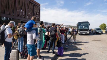 Imagen de los pasajeros que esperaban a ser trasladados este viernes en autobús desde la estación Fernando Zóbel de Cuenca tras la interrupción del servicio de alta velocidad entre Madrid y Levante. 