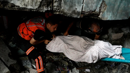 Palestinos buscan víctimas bajo los escombros tras los ataques israelíes, en Khan Younis Palestinos buscan víctimas bajo los escombros tras los ataques israelíes, en Khan Younis