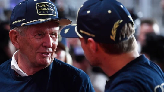 Helmut Marko charla con Verstappen Helmut Marko charla con Verstappen