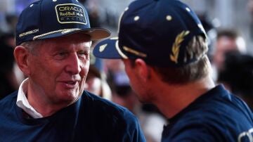 Helmut Marko charla con Verstappen