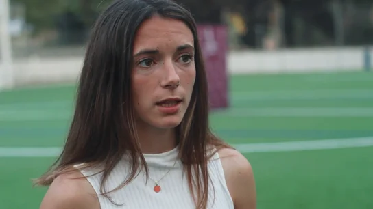 Aitana Bonmatí recuerda sus "peleas" en sus inicios en el fútbol: "En el patio del colegio había insultos" Aitana Bonmatí recuerda sus "peleas" en sus inicios en el fútbol: "En el patio del colegio había insultos"
