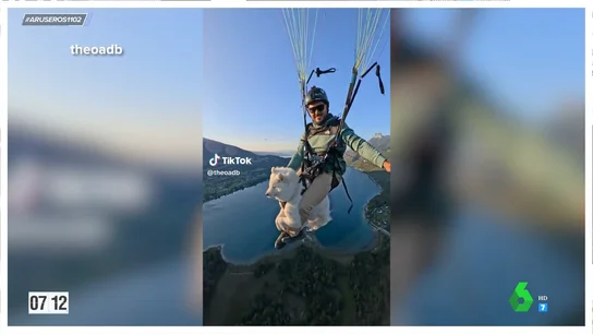 El polémico vídeo de un chico que se lanza en paracaídas con su perro: "Le puede dar algo" El polémico vídeo de un chico que se lanza en paracaídas con su perro: "Le puede dar algo"